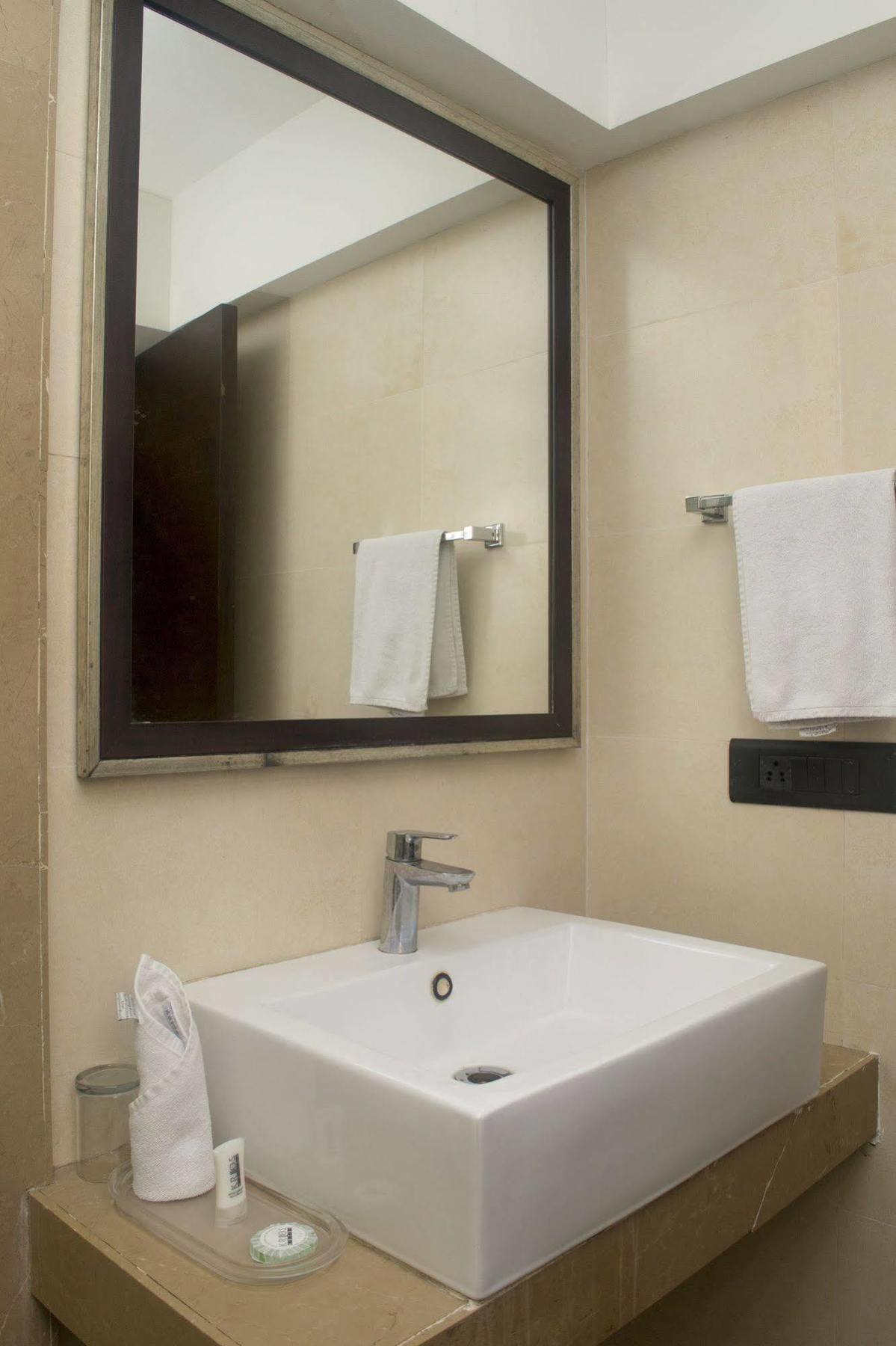Oyo 1545 Hotel Shivani International Ahmedabad Bagian luar foto